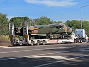 Parte da fuselagem de um caça General Dynamics F-111 da RAAF sendo transportado na Austrália.