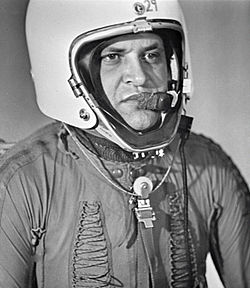 Gary Powers lennoille korkealla tarkoitussa painepuvussa vuonna 1960.