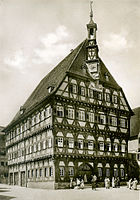 Nach der Sanierung von 1930 mit dezentralem Hauptportal und ohne Balkon
