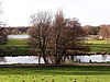 Blick vom Schloss Richmond zum Spielmannsteich. Im Hintergrund der Rundtempel (Monopteros)