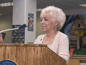 English: Actress Ruby Dee speaks to attendees ...