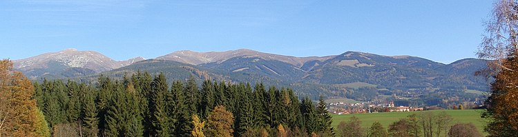 Panoráma východní části hlavního hřebene. Vlevo vrchol Seckauer Zinken, vpravo vrchol Hochalm (s poutním kostelem), vpravo dole vesnice Seckau.