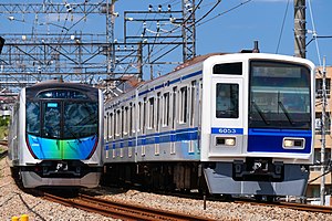 池袋線を走行する40000系（左）と6000系（右） （2022年8月 小手指駅 - 西所沢駅間）