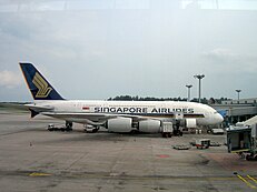 Die wêreld se eerste A380, dié van Singapore Airlines, by Terminaal 2