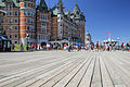 Vue de la terrasse et du Château Frontenac en été.