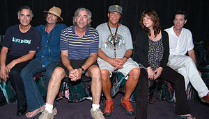 The Cowsills v roce 2004. Zleva: Bob, Barry, Paul, Richard, Susan a John.