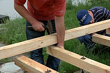 Składanie tratwy, elementy zostały przygotowane w Siedlcach