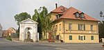 Trebivlice CZ Nepomuk chapel manor house 023.jpg