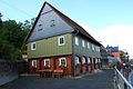 Wohnhaus (Umgebinde) und Stützmauern sowie Treppe