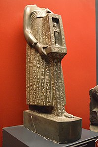 Statue de prêtre portant un naos à Osiris. Basalte vert. Saïs, XXVIIe dynastie, Musée grégorien égyptien