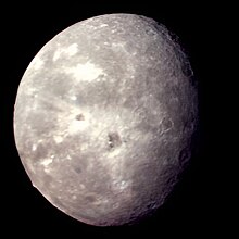 ボイジャー2号が撮影したオベロン。中央の黒点は衛星中最大のハムレットクレーター。