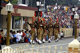 חיילים הודים צועדים אל עבר השער