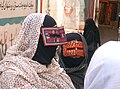 Sør-iranske kvinner med ei form for burka og heile hovudet tildekt bortsett frå auga.
