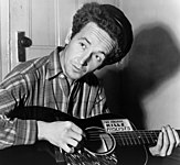 Ein wiederentdeckter Woody-Guthrie-Song über Fred Trump wurde für die Playlist neu interpretiert.