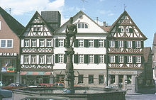 Öhringen - Brunnen und Fachwerkhäuser am Marktplatz.jpg