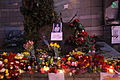 Flores, fotos e velas deixadas na rua Instytutska, onde ele foi encontrado
