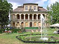 Einzeldenkmale der Sachgesamtheit Schloss Übigau: Schloss, Nebengebäude, Treppenanlage sowie von Stützpfeilern gesicherte Hochwasserschutzwand und Stützwand (siehe auch Sachgesamtheitsdokument – Objekt 09305363, gleiche Anschrift)