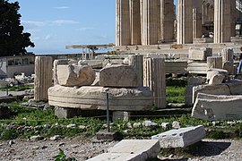 Vestiges du temple rond ionique dédié à Rome et Auguste, à l'est du Parthénon. On peut lire l'inscription où Auguste est qualifié de ΣΕΒΑΣΤΟΣ et ΣΩΤΗΡ.