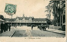 Carte postale ancienne montrant la façade du bâtiment voyageurs de la gare.