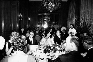 特にベル・エポックの時代以降の富裕層や上流階級を意味する"トゥ＝パリ (fr, en)"の人々 - プラザ・アテネでのデザイナー シャルル・ジョルダン (fr) ら。1962年
