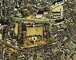 1984年度（昭和59年度）撮影の国土交通省 国土地理院 地図・空中写真閲覧サービスの空中写真を基に作成。地上駅時代の当駅は、榴岡公園の南東端に接してあった。