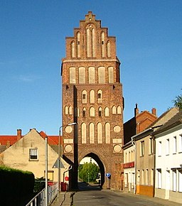 Stadsporten Brandenburger Tor och St. Peter-kyrkan