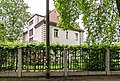 Wohnhaus in offener Bebauung, mit Garten und Einfriedung