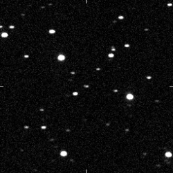 夜空を移動する2004 FH。高速で動く光は人工衛星（2004年3月）。 ジュネーブ天文台のステーファノ・スポセッティとラウール・ベーレンドが撮影した画像を合成。