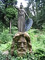 Athene-Statue und Zeus-Kopf am Athenebrunnen.