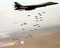 Datei:B1-B Lancer and cluster bombs.jpg
