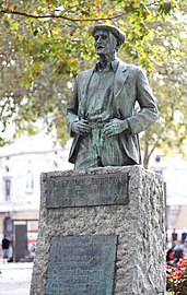 Monumento al bertsolari Balendin Enbeita. Paseo del Arenal de Bilbao.