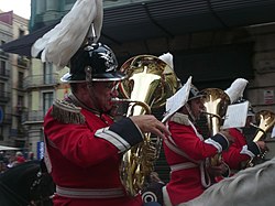 Alternativa (o complementària). La Guàrdia Urbana muntada i tocant el trombó.