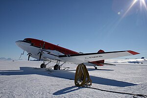 Basler BT-67 s kombinovaným lyžově-kolovým podvozkem společnosti Kenn Borek Air na letišti Williams Field u Polární stanice McMurdo v Antarktidě