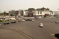 Supermarché, années 1980. Toits « chinois » demandés par le maire de l'époque à Pékin, Chen Xitong