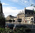 La façade reconstruite de l'hôtel d'Escoville depuis les pelouses du château