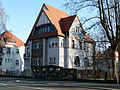 Villa und Einfriedung