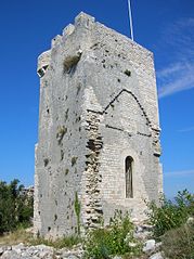 La tour du Castellas, au nord-ouest du mont Bouquet.