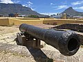 Kanone im Castle of Good Hope. Im Hintergrund der Lion’s Head (rechts) und der Tafelberg (links).