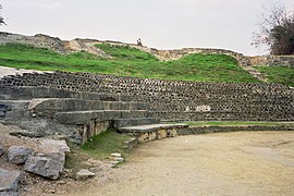 Base de la cavea et orchestra.