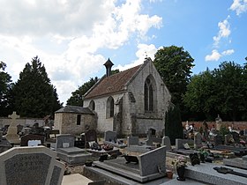 La chapelle au milieu du cimetière.