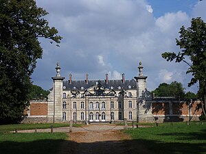 Château de Clermont-Tonnerre derrière sa grille.