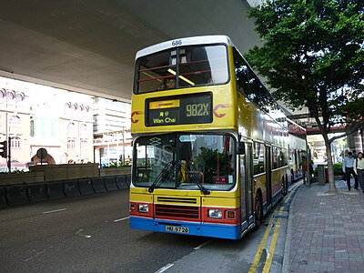 香港城巴的沃爾沃奧林匹克巴士，車頭路線編號和目的地分別使用磁翻牌和布牌顯示