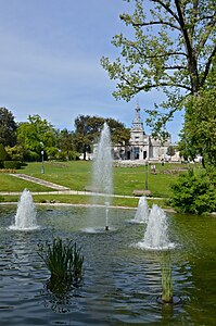 L'hôtel de ville vu depuis le jardin.