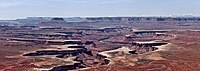 Domaine tabulaire du parc national des Canyonlands avec ses versants formés de hauts plateaux étagés.