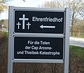 neues Hinweisschild auf den Ehrenfriedhof