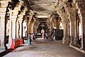 A szrírangami Ranganátha-templom egyik fedett oszlopcsarnoka az ormányával áldást osztó templomi elefánttal