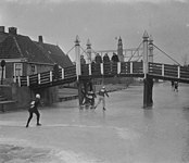 Brug over de Indijk in Hindeloopen, de Elfstedentocht van 1954