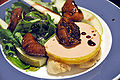 Figues confitades amb vi negre, foie gras, amanida de lletsons i pera.