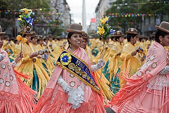 Fotos del desfile por la calle Diagonal Norte con el obelisco de fondo en Buenos Aires, acto por la Integración Cultural de la comunidad boliviana en Argentina. Realizado en la Plaza de Mayo, Argentina, 2015.