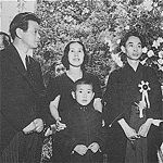 告別式。左から緑敏、キク、長谷川春子、泰、川端康成、1951年